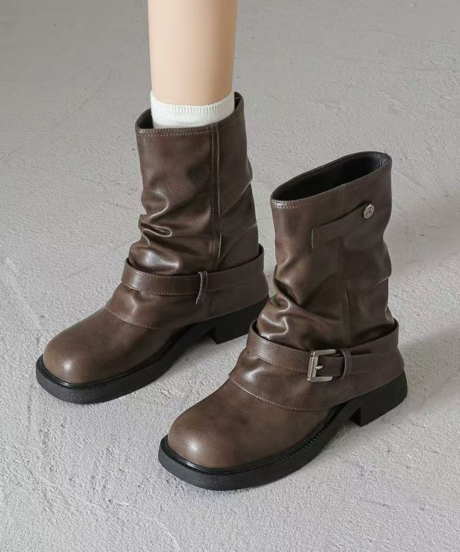 Braune, klobige Stiefel aus Kunstleder mit Ziernähten