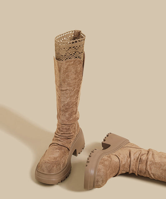 Braune, klobige Stiefel aus knitterigem Kunstleder mit Schnürung.