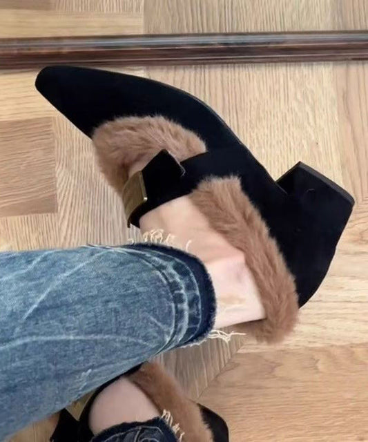 Braunes Wildleder, klobiger Absatz, flauschiges Wollfutter, spitze Zehenpartie