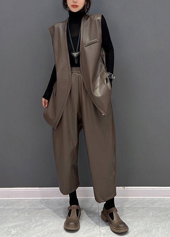 Braune Weste aus Kunstleder mit V-Ausschnitt und gerade geschnittene Hose, zweiteiliges Set für den Herbst