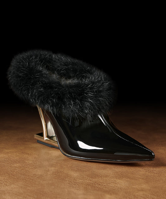 Braunes Keilleder aus Rindsleder, stilvolle Ziernähte, flauschiges Wollfutter