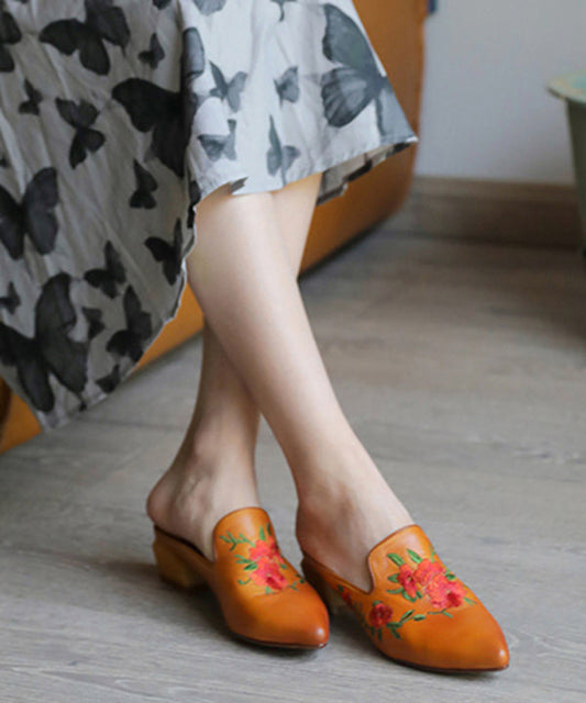 Kamelfarbene Sandalen aus Rindsleder mit klobigem Absatz und bestickter Spitze