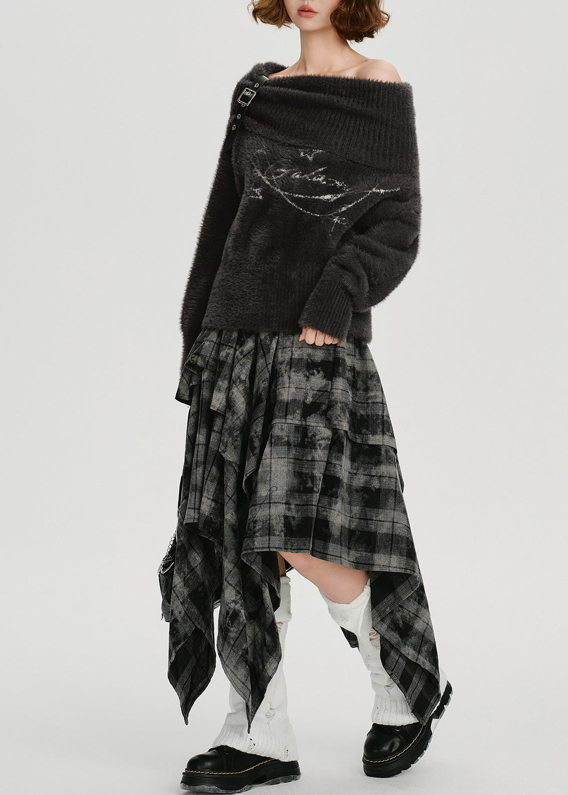 Lässiger Winterpullover aus Schokoladenbraun mit Cut-Out-Schultern und Kunstpelz-Strickmuster