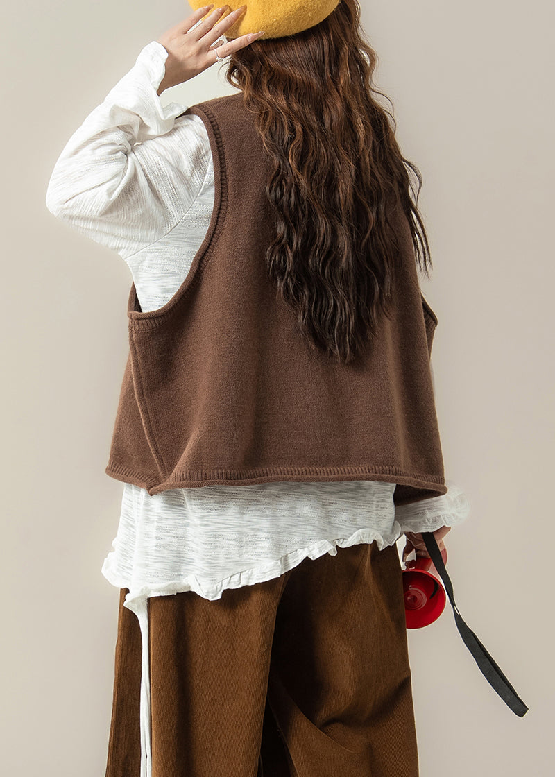 Lässiges zweiteiliges Strickset mit knalligen Hundemotiven: Strickweste und weißes Rüschen-T-Shirt