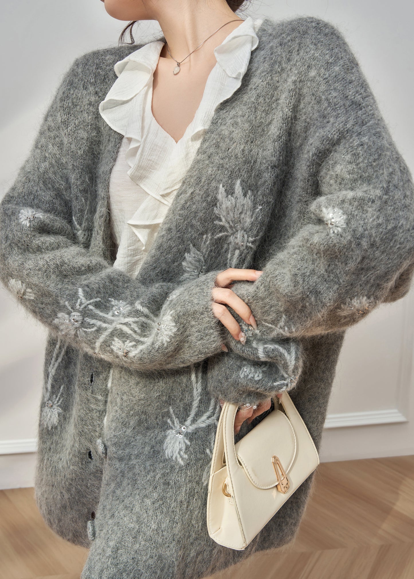 Lässiger grauer Cardigan aus Baumwollstrick mit V-Ausschnitt und Blumenstickerei für den Frühling