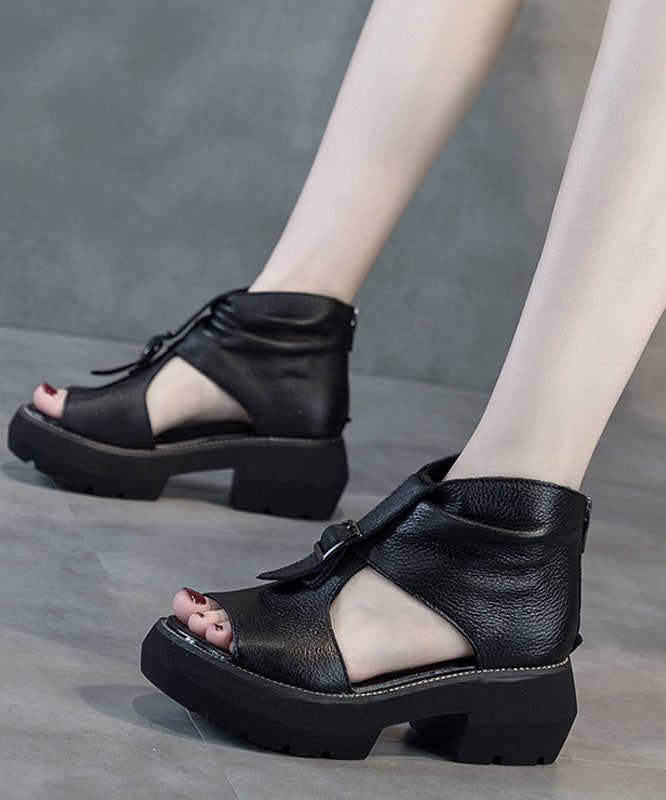 Lässige Sandalen mit ausgehöhlten Keilabsätzen aus braunem Rindsleder mit Plateau und klobigen High Heels