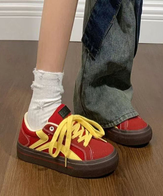 Lässige rote Canvas-Schnürschuhe mit flacher Sohle