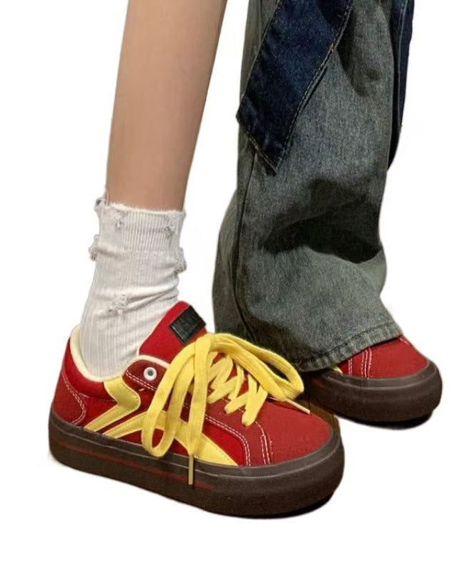 Lässige rote Canvas-Schnürschuhe mit flacher Sohle