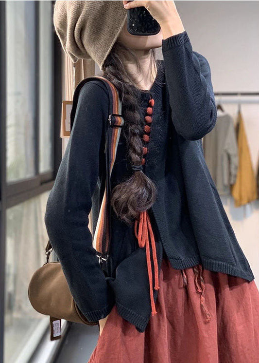 Lässiger Schokoladenbrauner Herbstpullover mit O-Ausschnitt und asymmetrischem Knopfdesign