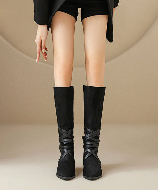 Lässige Stiefeletten aus schwarzem Wildleder mit gekreuzten Riemen und spitzer Zehenpartie