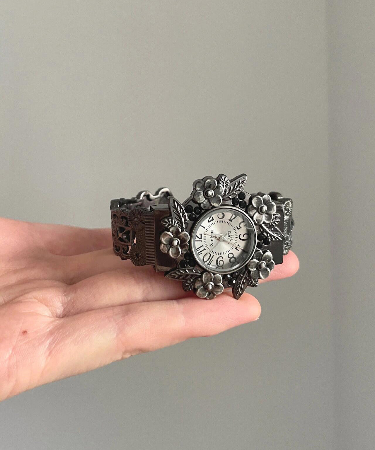 Elegantes relojes de aleación negra con flores en relieve