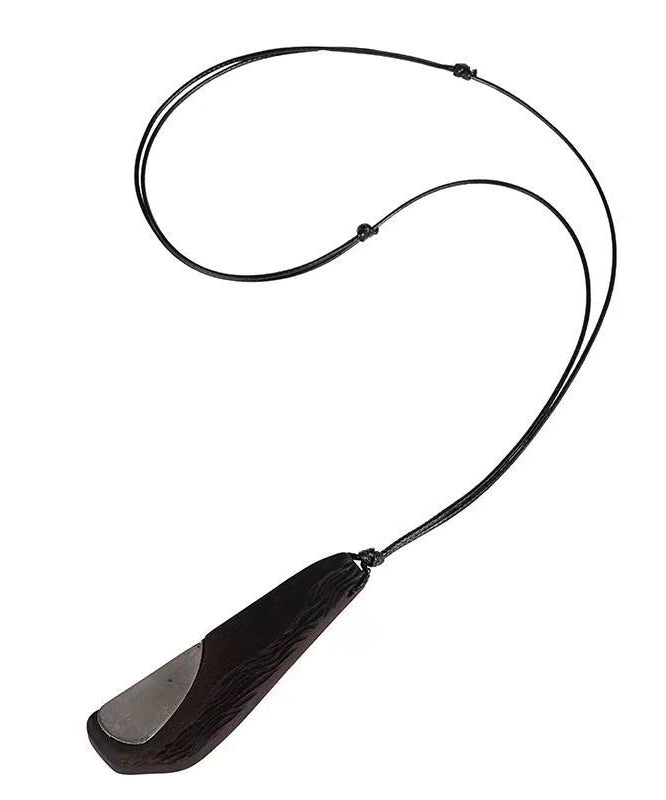 Schicke schwarze asymmetrische Halskette mit Pullover-Anhänger aus Ebenholz