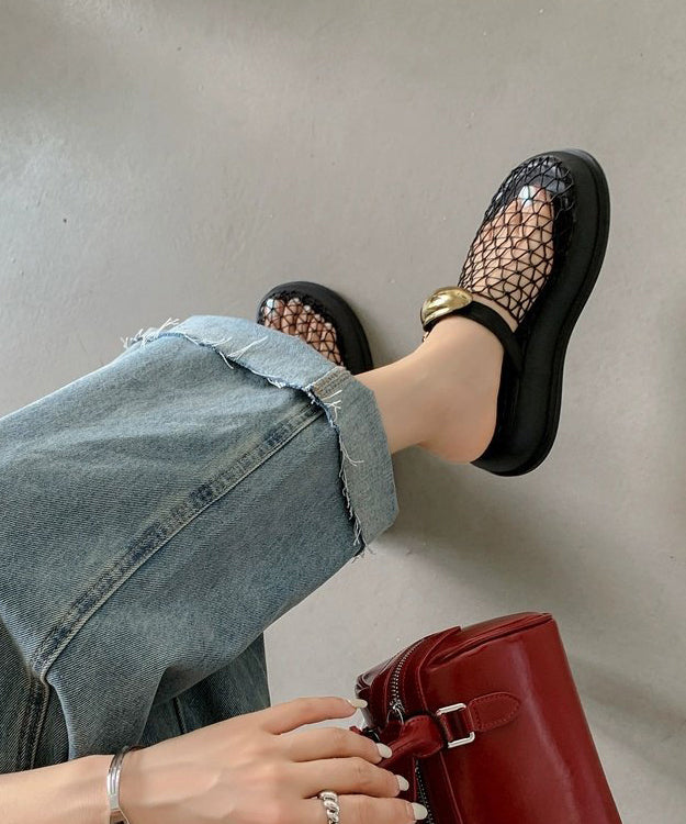 Schicke schwarze Sandalen mit atmungsaktivem Mesh-Plateau und ausgehöhltem Design