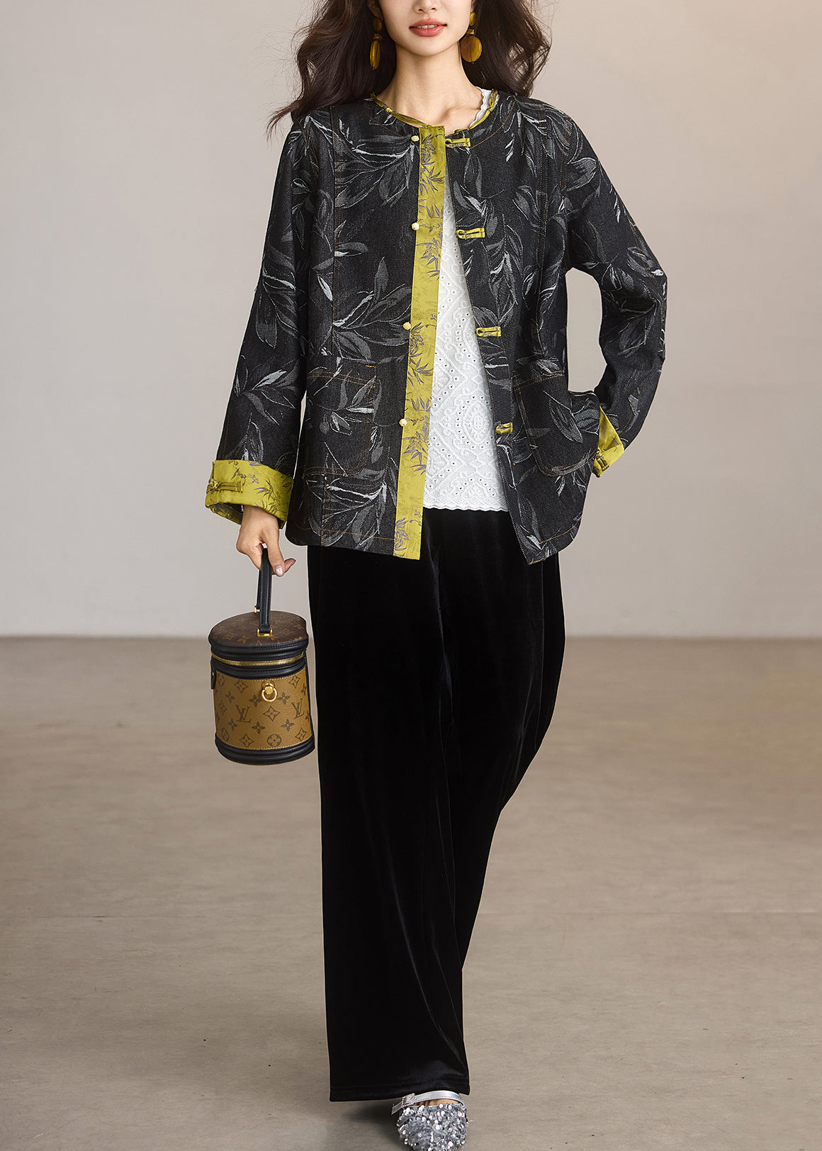 Schicke Jeansjacken mit schwarzem Patchwork-Print und chinesischen Knöpfen für den Frühling