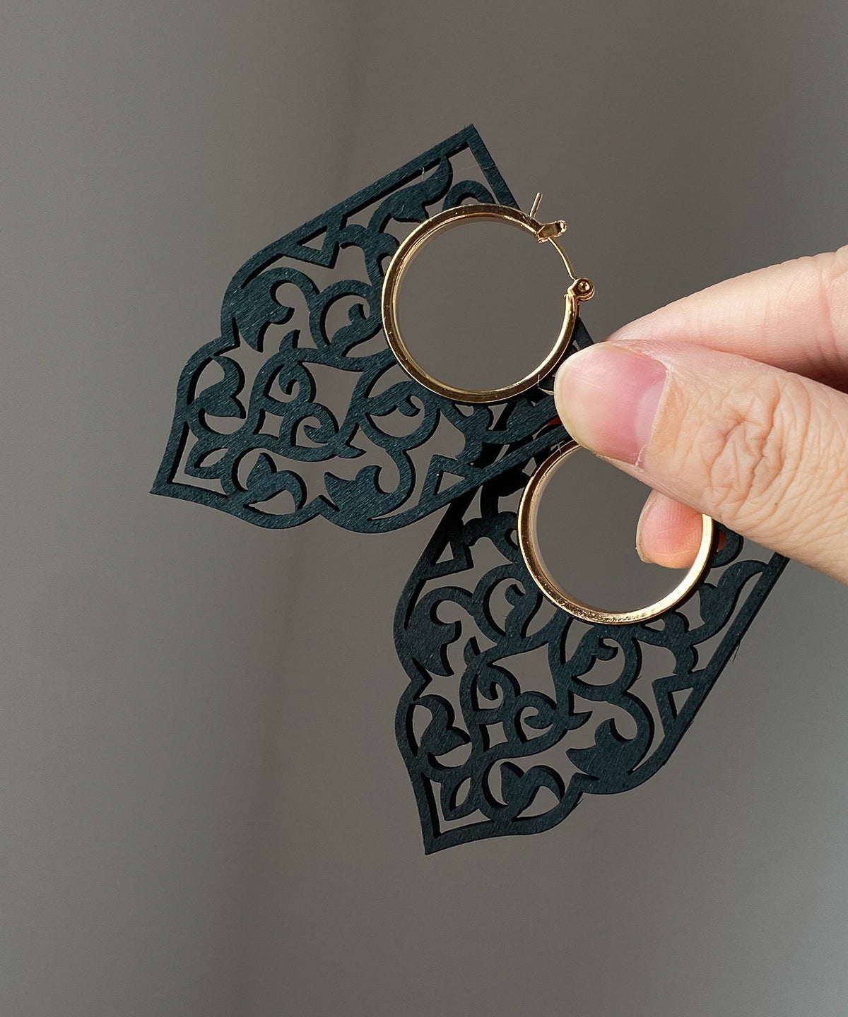 Elegantes pendientes de aro de madera negra con agujeros