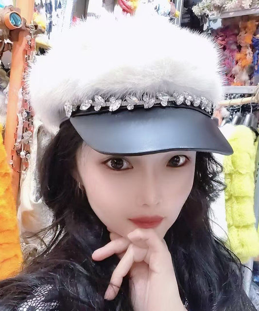 Boina elegante de piel mullida con circonita negra