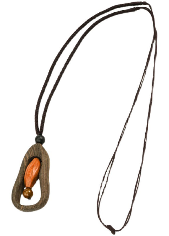 Schicke Halskette mit Anhänger aus brauner Baumwolle (45 % Leinen und 55 % Sandholz)