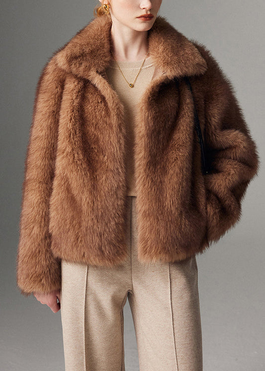 Schicke braune Kunstpelzjacke mit Peter-Pan-Kragen für den Winter