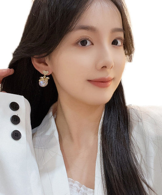 Pendientes elegantes de aleación de oro con forma de corazón de circonita y perla