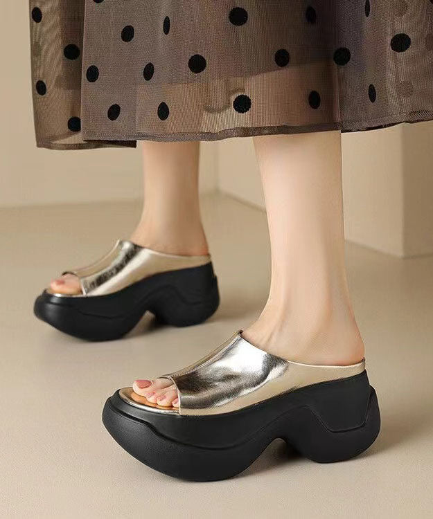 Schicke goldene Plateau-Sandalen aus Kunstleder mit Peep Toe
