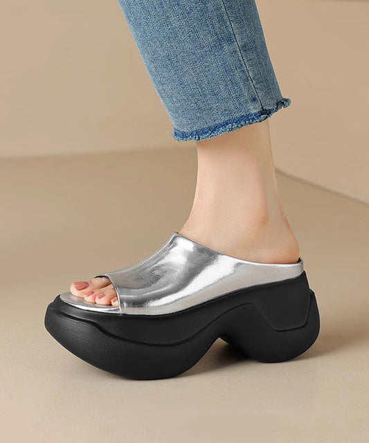 Schicke goldene Plateau-Sandalen aus Kunstleder mit Peep Toe