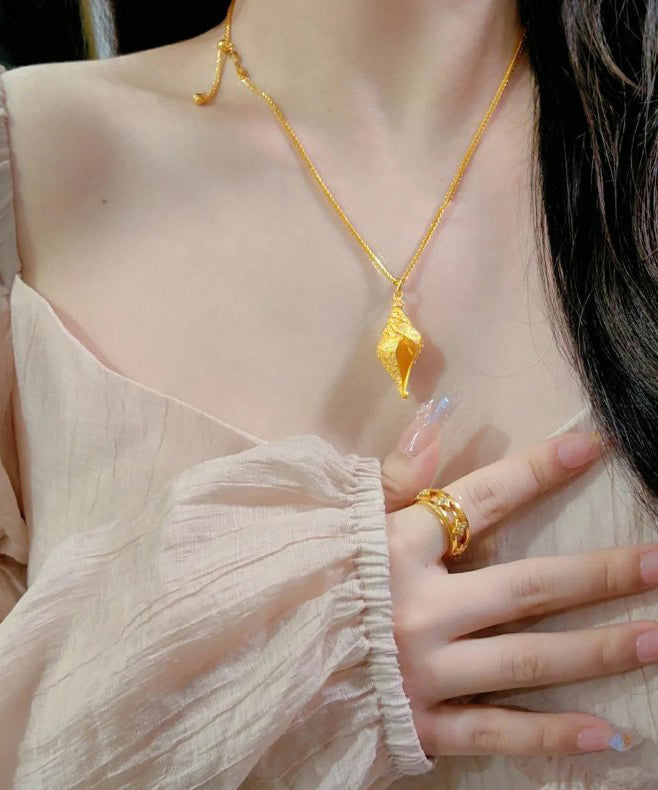 Elegante collar con colgante de caracola dorada en plata de ley