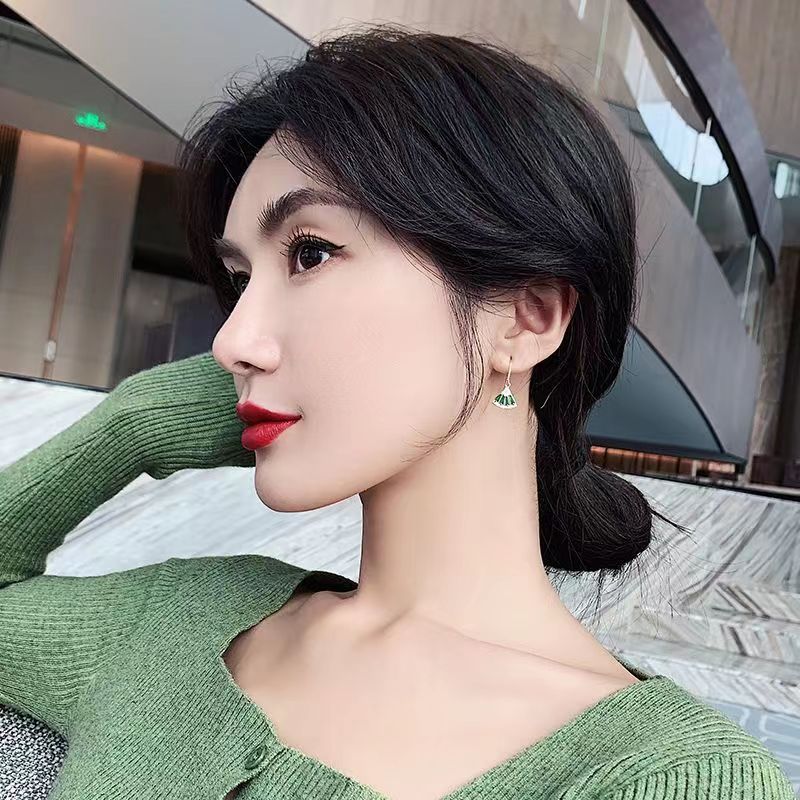 Schicke grüne Creolen in Fächerform aus Sterlingsilber mit Zirkonia-Overgilbung