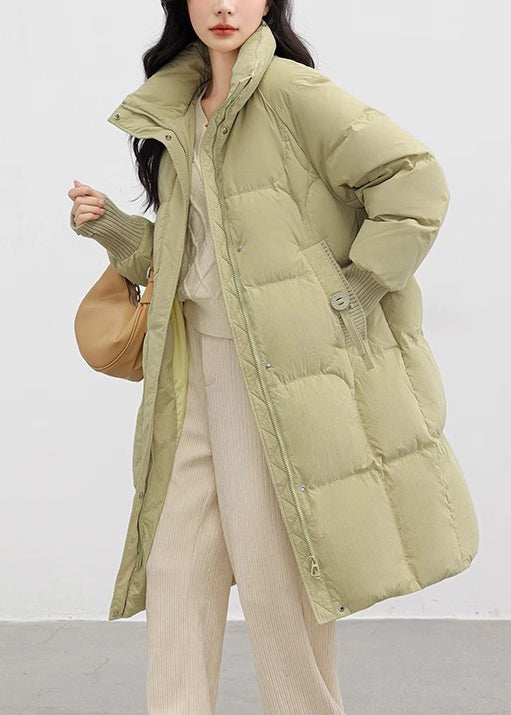 Schicke hellgrüne Oversize-Winterjacke mit Schal und Entendaunen