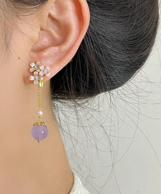 Elegantes pendientes colgantes de cobre morado claro con perlas doradas y esmaltadas
