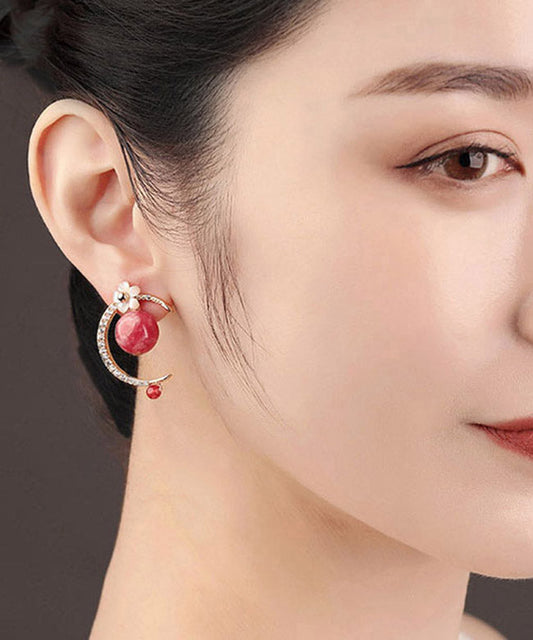 Elegantes pendientes de aro asimétricos con flor de concha y circonita en plata de ley roja