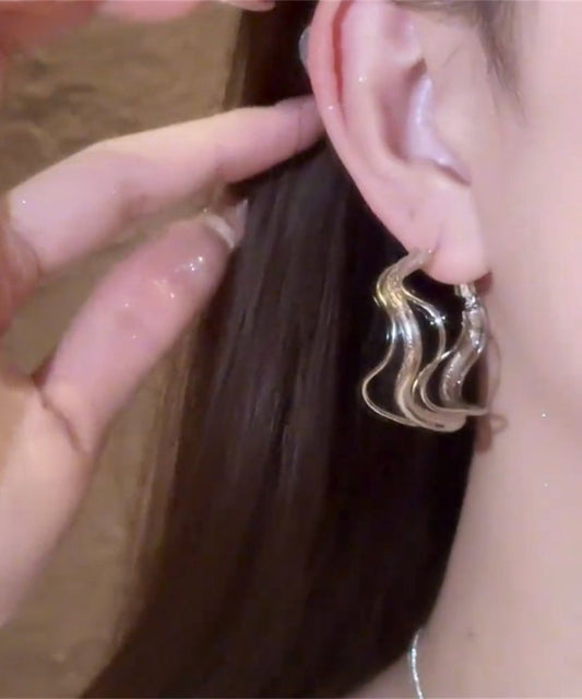 Pendientes de aro asimétricos de seda y metal con agujeros