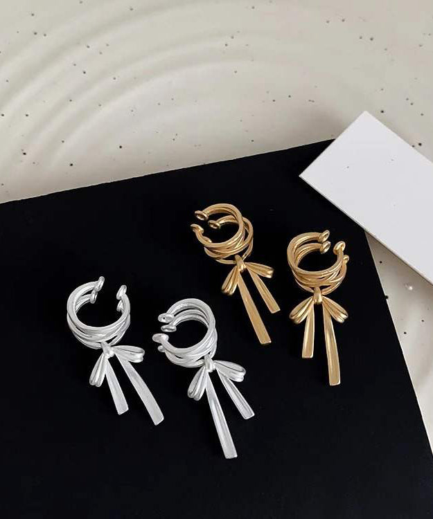 Pendientes de aro con lazo dorado de metal y seda elegantes