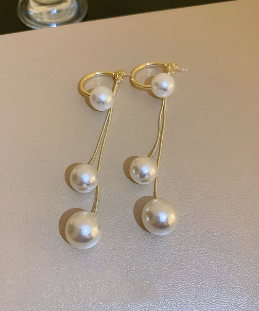 Schicke Ohrringe mit weißen Kupferperlen und Quasten