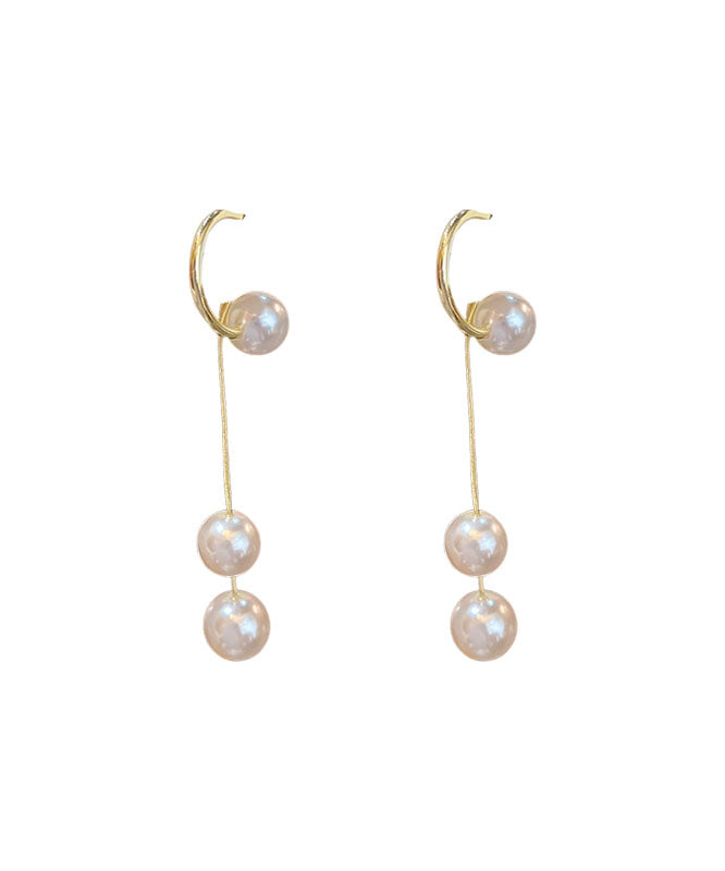 Schicke Ohrringe mit weißen Kupferperlen und Quasten