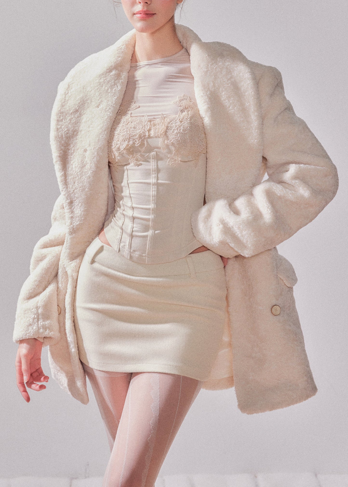 Abrigos elegantes de piel sintética con botones de patchwork y muescas en blanco para invierno