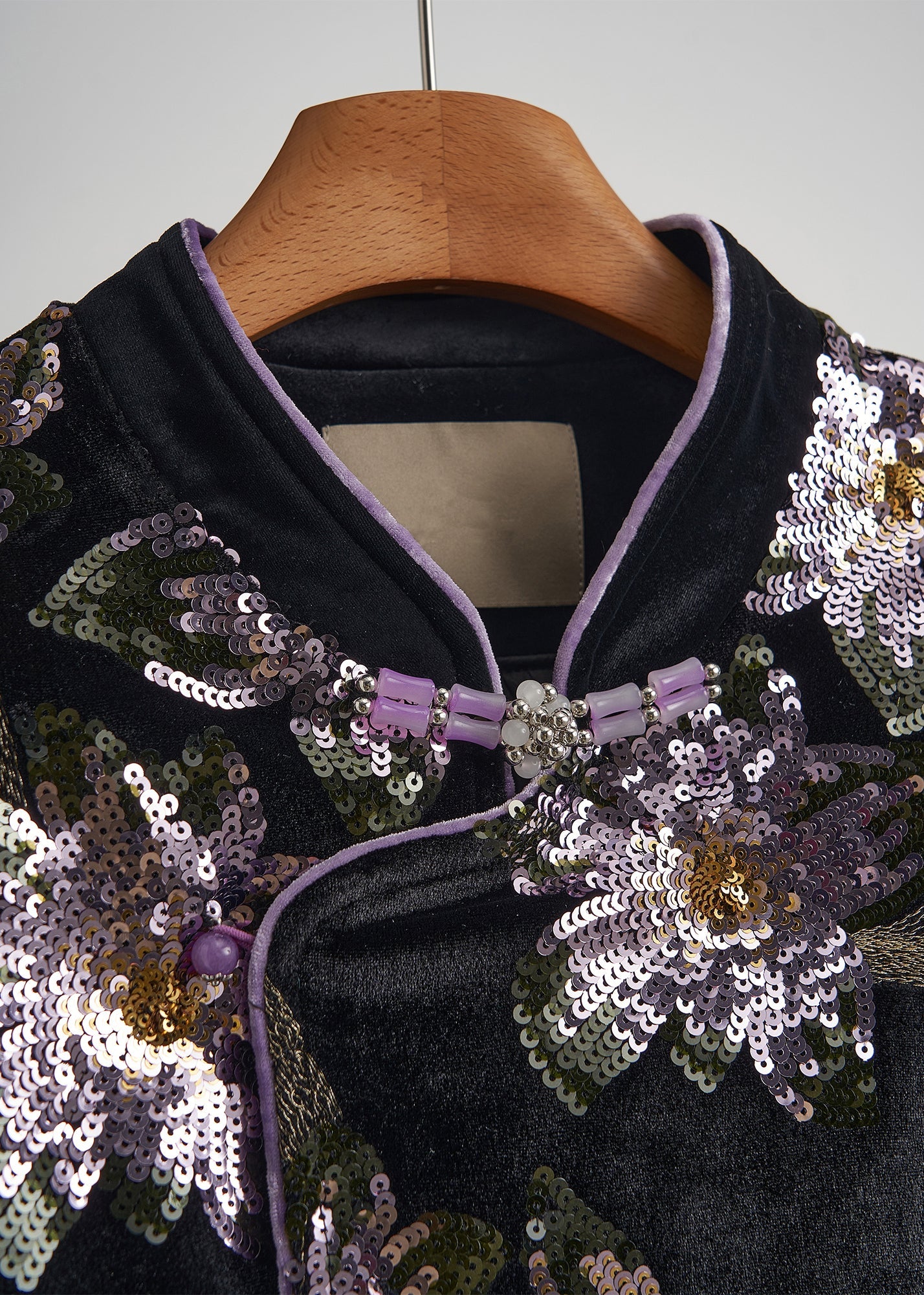 Schwarze, paillettenbestickte Seidensamtmäntel im chinesischen Stil – Frühling