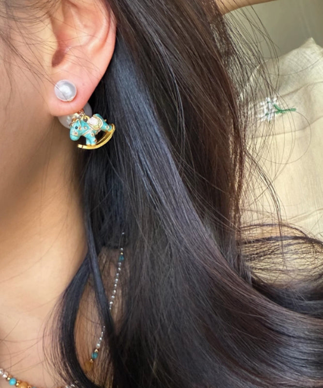 Pendientes de estilo chino con forma de caballo balancín pequeño, con circón dorado y perla esmaltada.