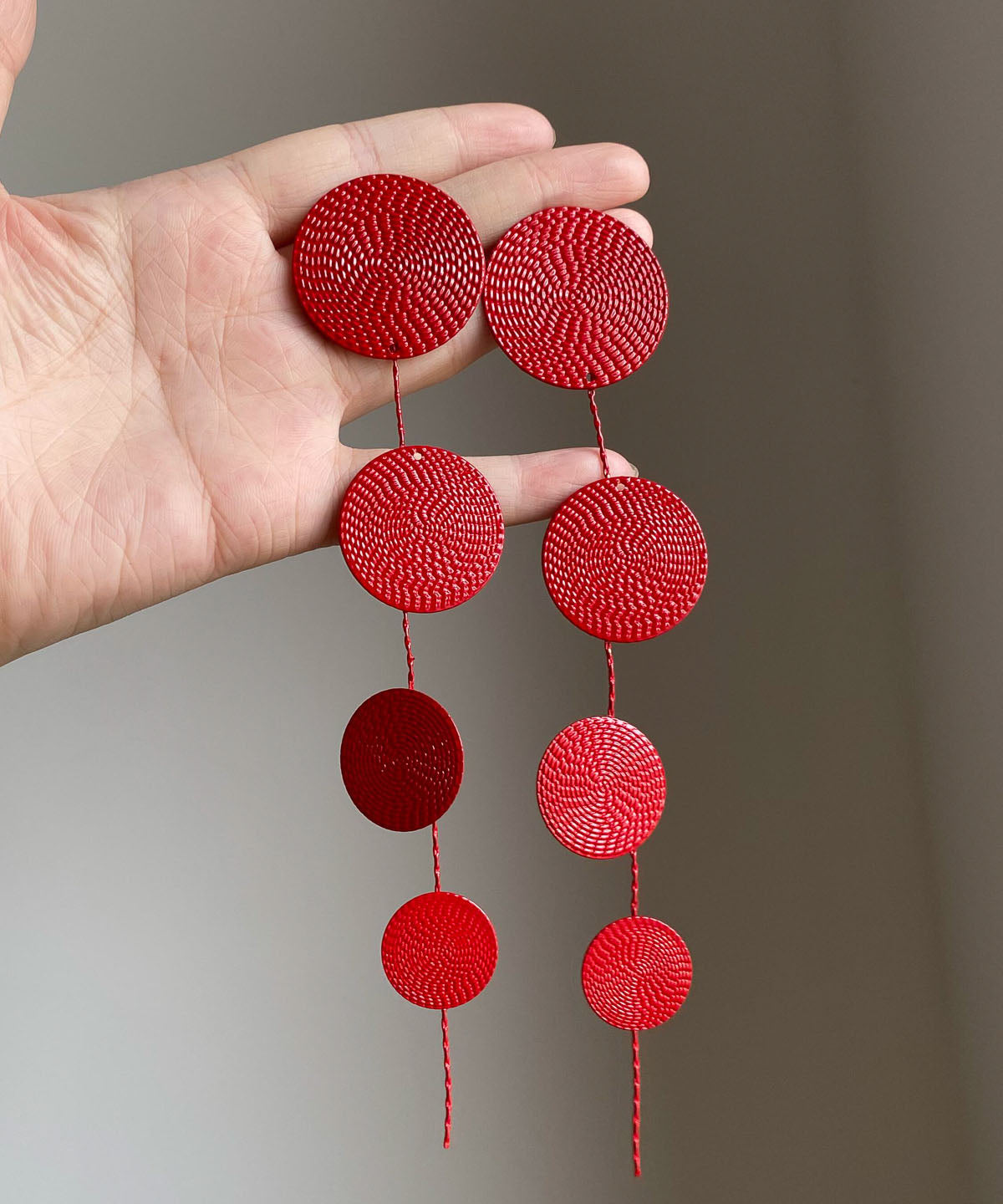 Pendientes colgantes con borlas de lentejuelas de metal rojo de estilo chino