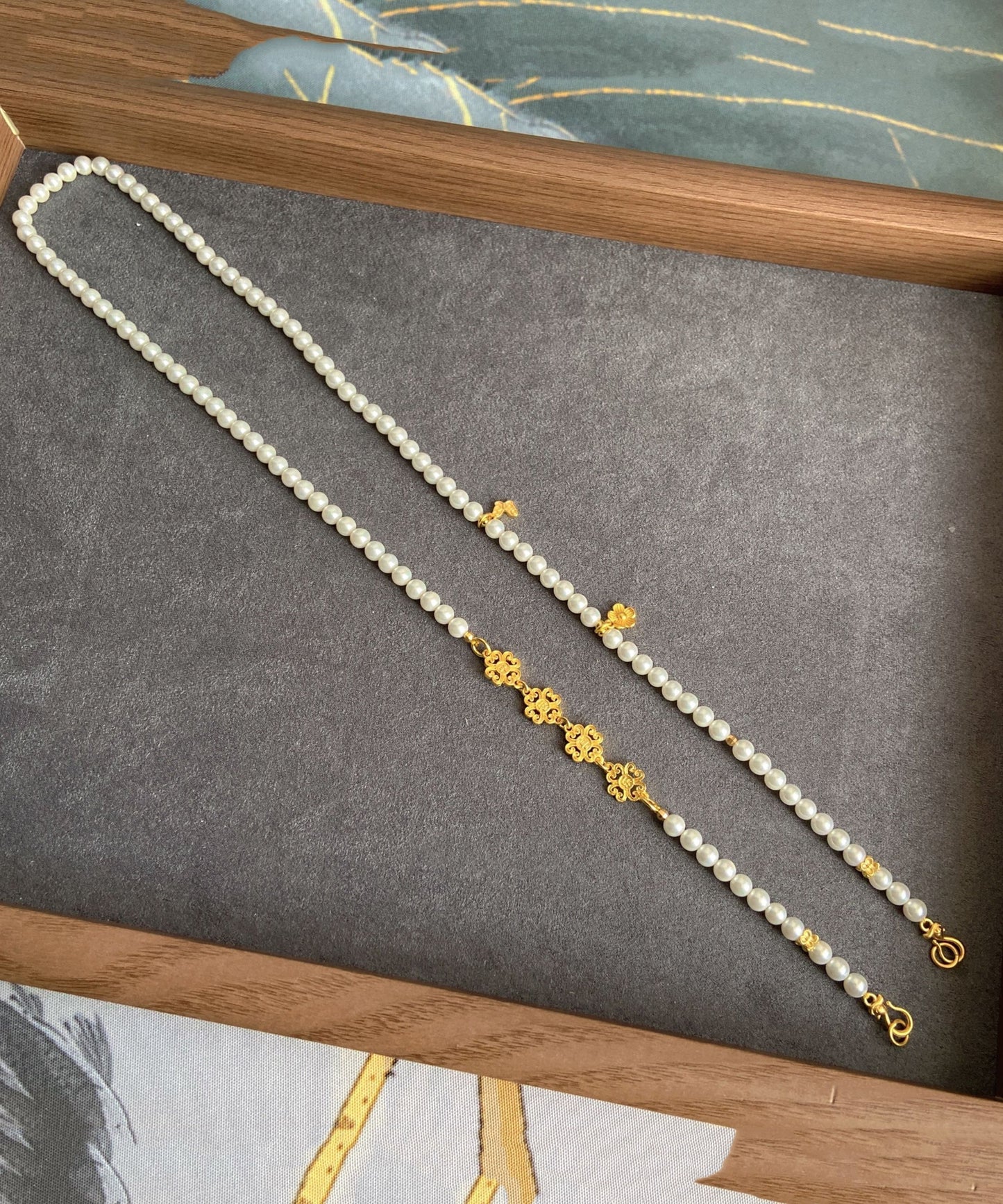 Collar con colgante estilo chino de plata de ley blanca con perla dorada y cierre de ruyi floral