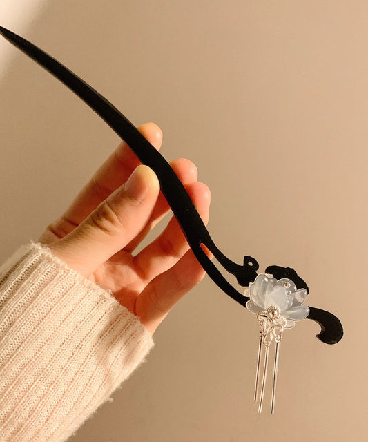 Haarnadel mit weißer Lotusquaste aus Holz im chinesischen Stil