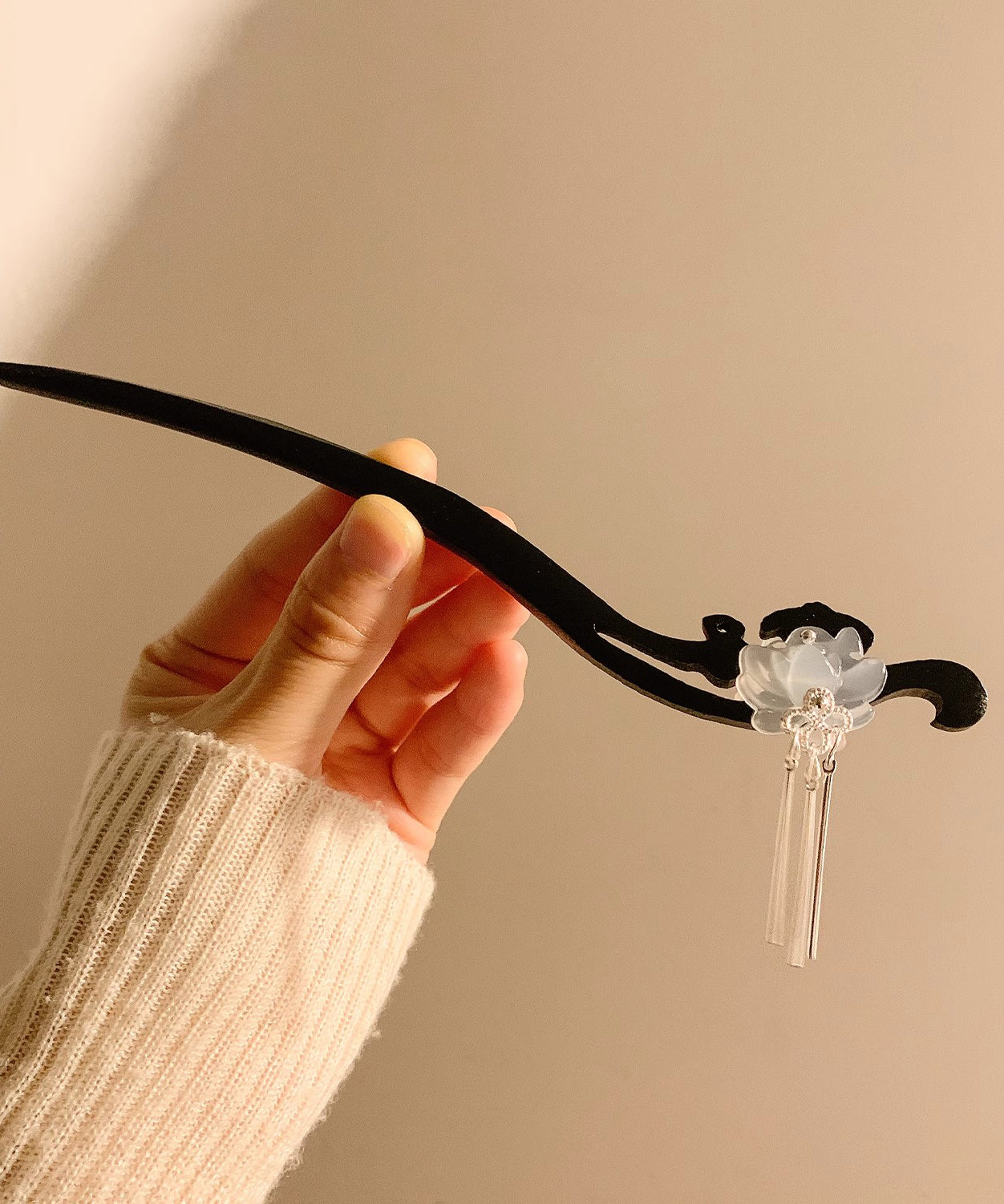 Haarnadel mit weißer Lotusquaste aus Holz im chinesischen Stil