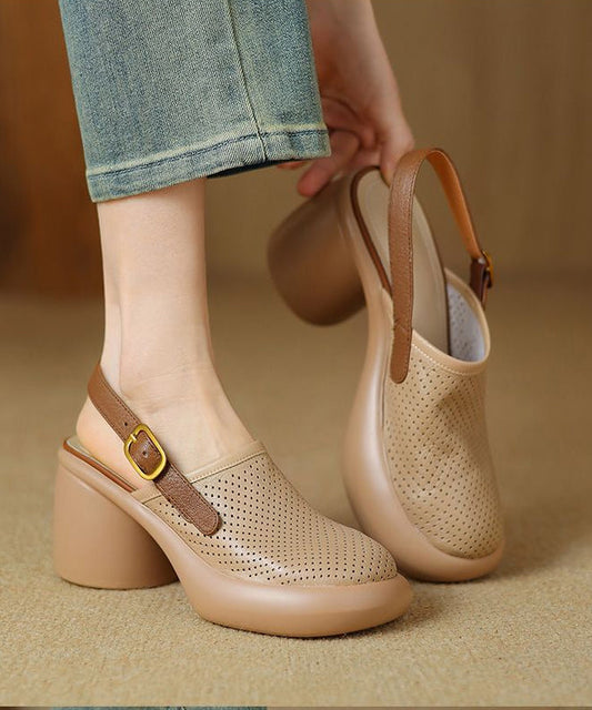 Edle beige Sandalen aus Kunstleder mit Aussparungen und dicker Sohle