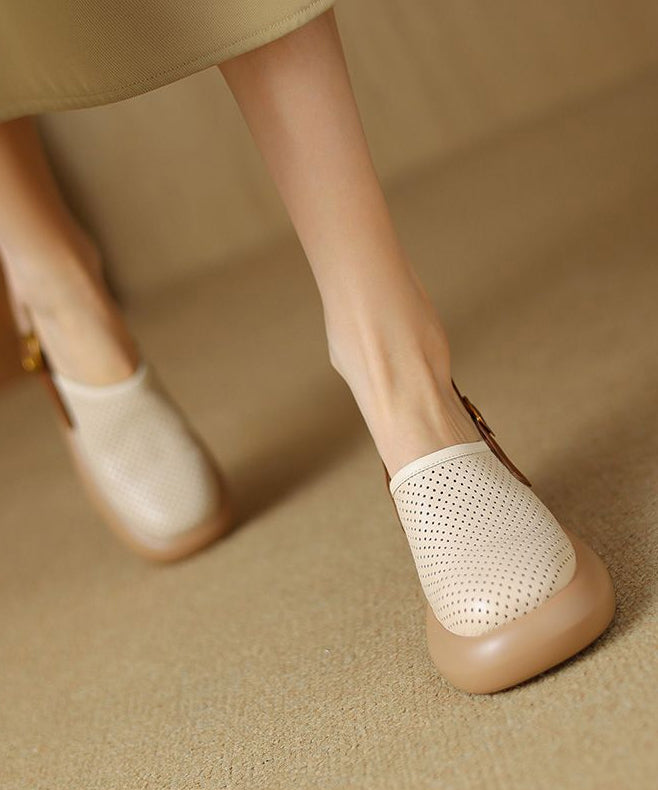 Edle beige Sandalen aus Kunstleder mit Aussparungen und dicker Sohle