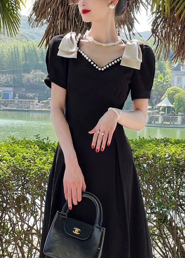 Edles schwarzes Baumwollkleid mit V-Ausschnitt und Nagelperlen für den Sommer