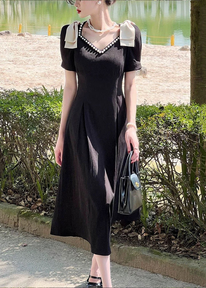Edles schwarzes Baumwollkleid mit V-Ausschnitt und Nagelperlen für den Sommer