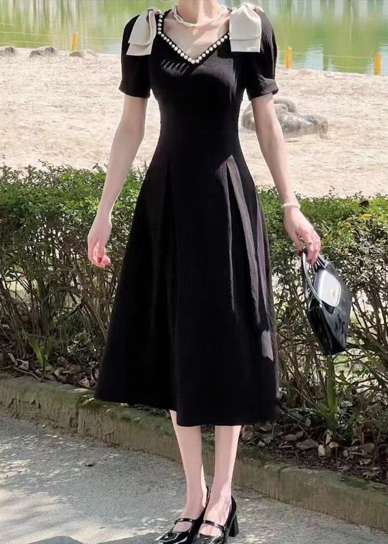 Edles schwarzes Baumwollkleid mit V-Ausschnitt und Nagelperlen für den Sommer
