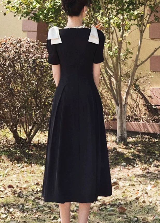 Edles schwarzes Baumwollkleid mit V-Ausschnitt und Nagelperlen für den Sommer
