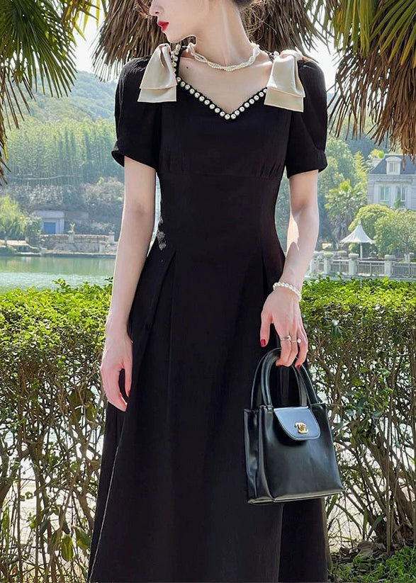 Edles schwarzes Baumwollkleid mit V-Ausschnitt und Nagelperlen für den Sommer