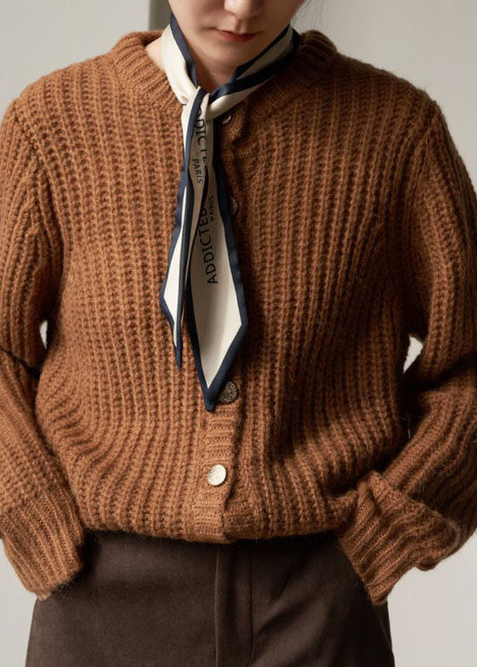 Edler brauner Wollstrickmantel mit Knöpfen für den Winter