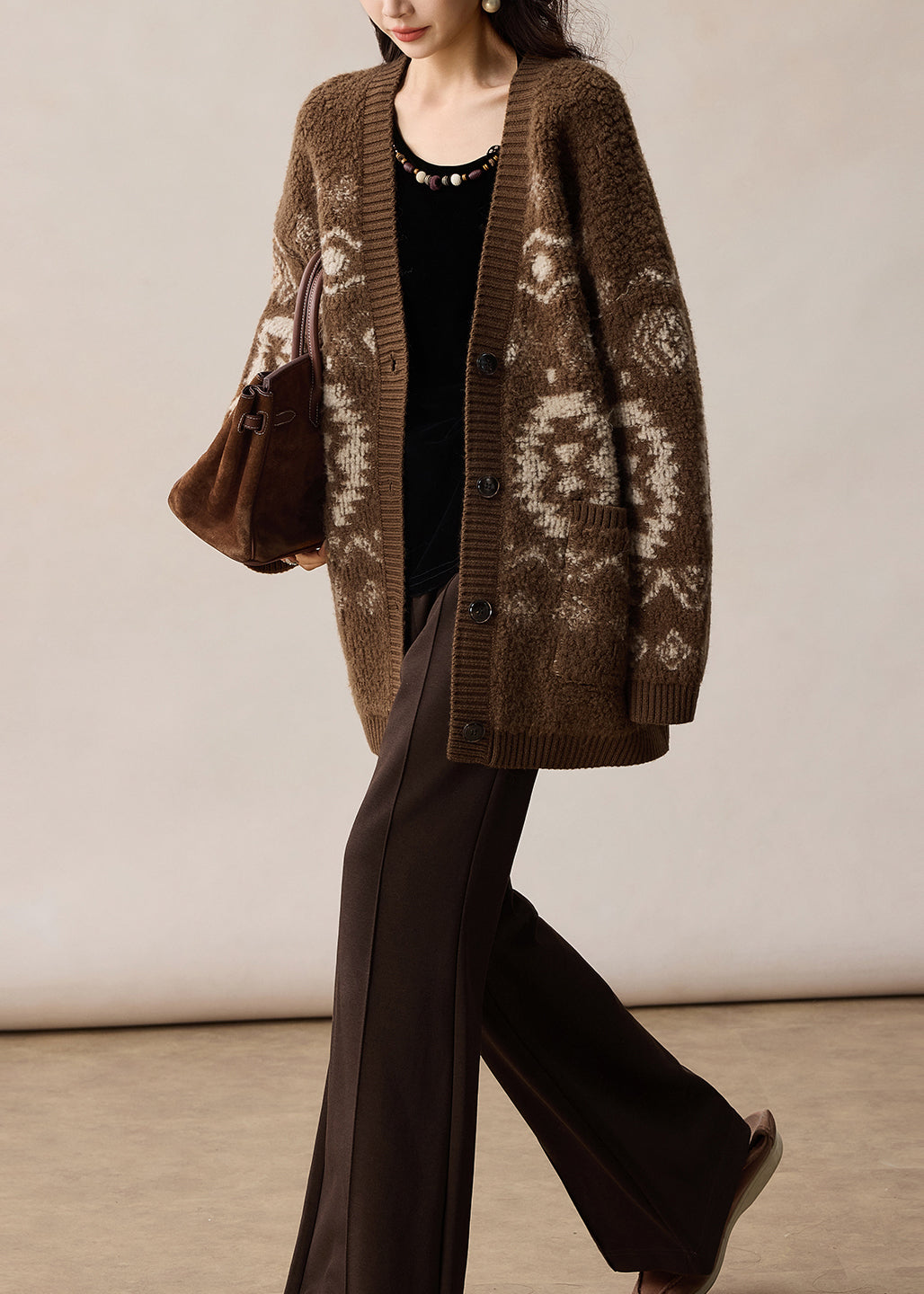 Elegante braune Wollstrickjacke mit V-Ausschnitt, Jacquard-Knopfleiste, Winter